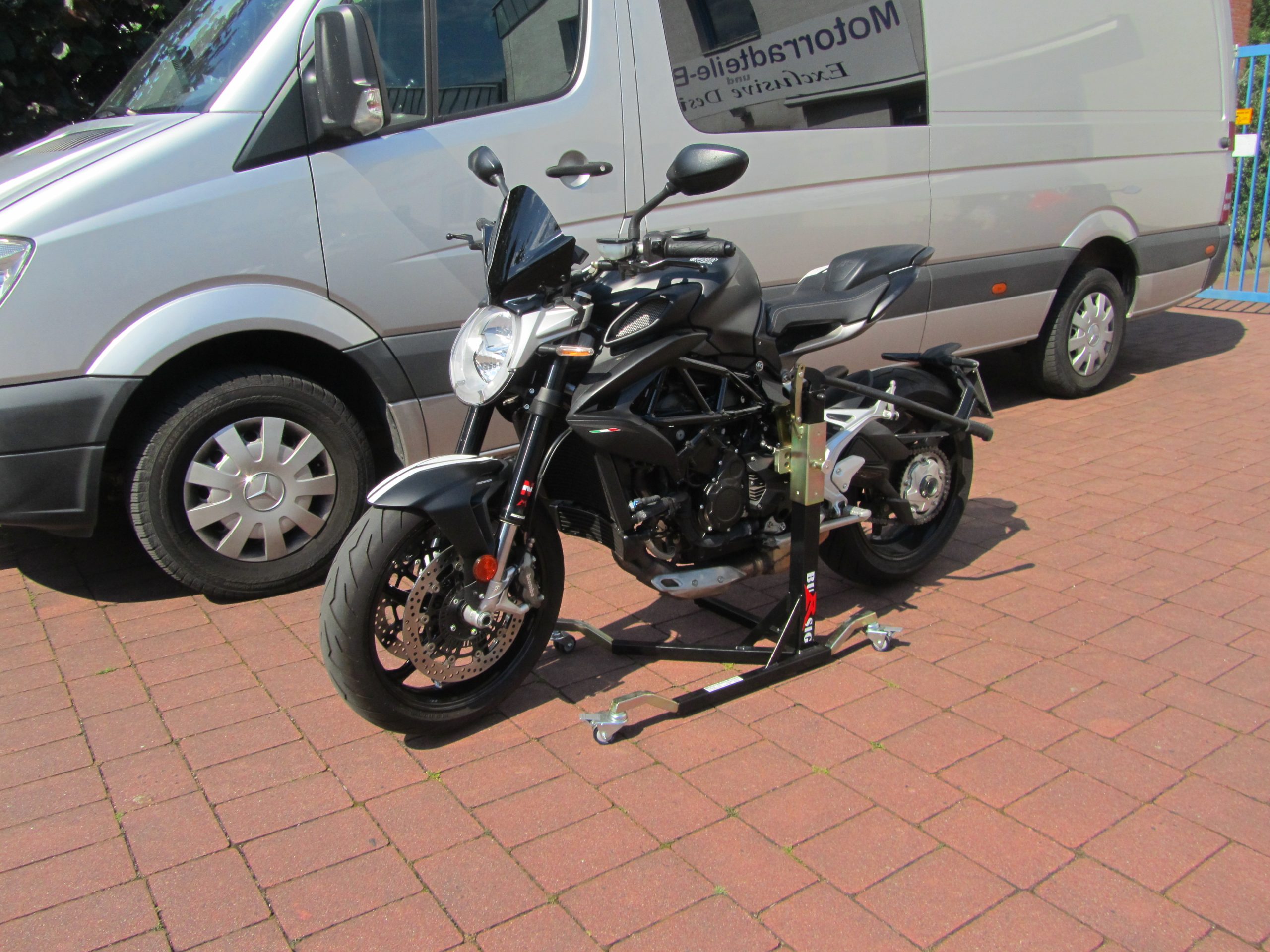 Bursig-Zentralstaender-MV-Agusta-800-Brutale-Dragster-2018